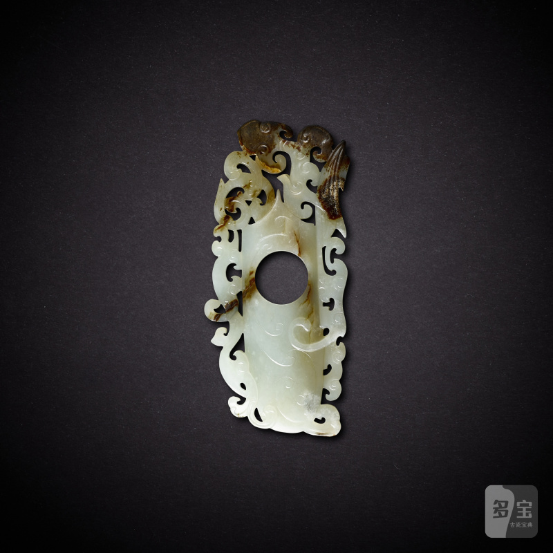 A white jade 'archer's ring' pendant, Eastern Han dynasty or later | 東漢或以後 白玉韘形珮 - 图2